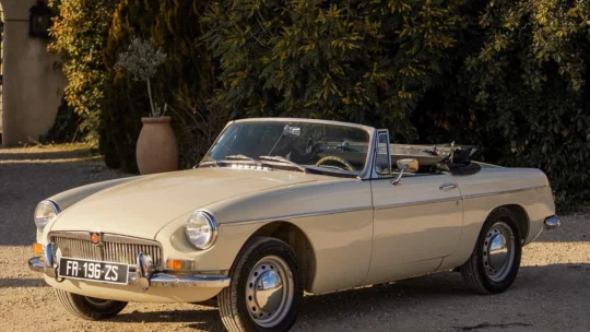 Conduire une voiture ancienne : mode d’emploi pour une première fois réussie!