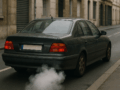Voiture qui fume blanc